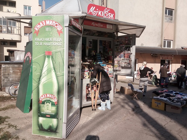 “НОВОСТИ” У ПАРАЋИНУ ДАНАС НЕ МОГУ ДА СЕ КУПЕ “НИ ЗА ЛЕК”: Сви примерци разграбљени до девет сати